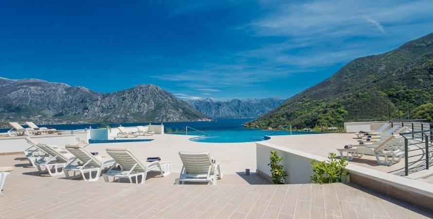The Seaside Gem Morinj Bagian luar foto